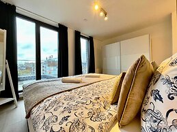 Modern 2BR Penthouse Near Diamond District by Oneluxstay