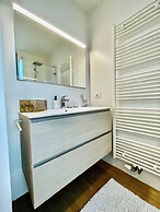 Modern 2BR Penthouse Near Diamond District by Oneluxstay