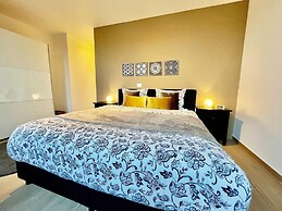 Modern 2BR Penthouse Near Diamond District by Oneluxstay