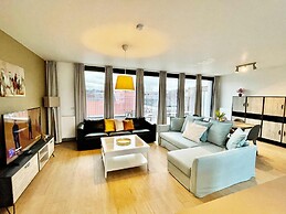 Modern 2BR Penthouse Near Diamond District by Oneluxstay