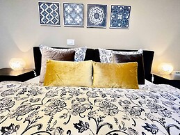 Modern 2BR Penthouse Near Diamond District by Oneluxstay