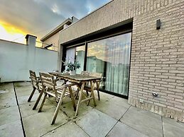 Modern 2BR Penthouse Near Diamond District by Oneluxstay