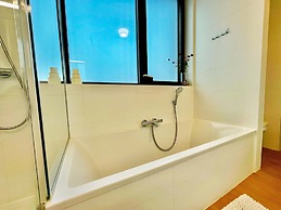 Modern 2BR Penthouse Near Diamond District by Oneluxstay