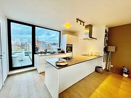 Modern 2BR Penthouse Near Diamond District by Oneluxstay