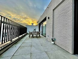 Modern 2BR Penthouse Near Diamond District by Oneluxstay