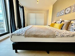 Modern 2BR Penthouse Near Diamond District by Oneluxstay