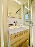 Modern 2BR Penthouse Near Diamond District by Oneluxstay