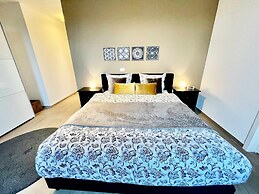 Modern 2BR Penthouse Near Diamond District by Oneluxstay