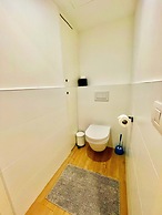 Modern 2BR Penthouse Near Diamond District by Oneluxstay