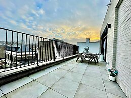 Modern 2BR Penthouse Near Diamond District by Oneluxstay