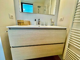 Modern 2BR Penthouse Near Diamond District by Oneluxstay