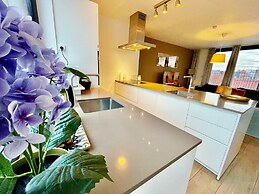 Modern 2BR Penthouse Near Diamond District by Oneluxstay