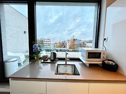Modern 2BR Penthouse Near Diamond District by Oneluxstay