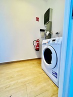 Modern 2BR Penthouse Near Diamond District by Oneluxstay