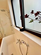 Modern 2BR Penthouse Near Diamond District by Oneluxstay