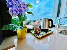 Modern 2BR Penthouse Near Diamond District by Oneluxstay