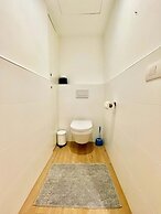 Modern 2BR Penthouse Near Diamond District by Oneluxstay