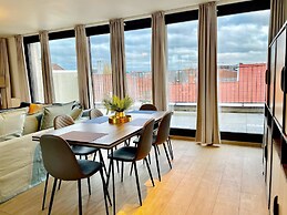 Modern 2BR Penthouse Near Diamond District by Oneluxstay