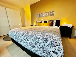 Modern 2BR Penthouse Near Diamond District by Oneluxstay