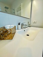 Modern 2BR Penthouse Near Diamond District by Oneluxstay