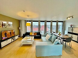 Modern 2BR Penthouse Near Diamond District by Oneluxstay