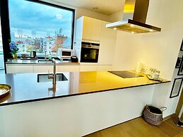 Modern 2BR Penthouse Near Diamond District by Oneluxstay