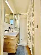 Modern 2BR Penthouse Near Diamond District by Oneluxstay