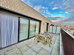 Modern 2BR Penthouse Near Diamond District by Oneluxstay