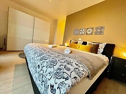 Modern 2BR Penthouse Near Diamond District by Oneluxstay