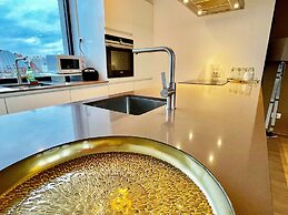 Modern 2BR Penthouse Near Diamond District by Oneluxstay