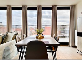 Modern 2BR Penthouse Near Diamond District by Oneluxstay