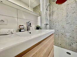 Luxury Dlx 1BR Near Fashion District by Oneluxstay