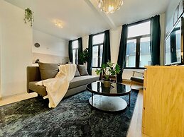 Luxury Dlx 1BR Near Fashion District by Oneluxstay