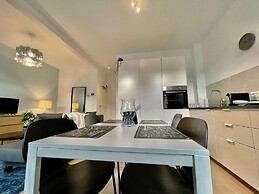 Luxury Dlx 1BR Near Fashion District by Oneluxstay