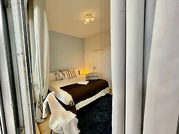 Luxury Dlx 1BR Near Fashion District by Oneluxstay