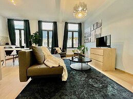 Luxury Dlx 1BR Near Fashion District by Oneluxstay