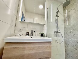 Luxury Dlx 1BR Near Fashion District by Oneluxstay