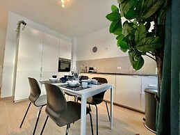 Luxury Dlx 1BR Near Fashion District by Oneluxstay