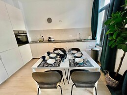 Luxury Dlx 1BR Near Fashion District by Oneluxstay