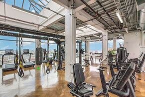 Stylish Deluxe 1BR At HWH by Oneluxstay