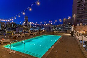 Stylish Deluxe 1BR At HWH by Oneluxstay