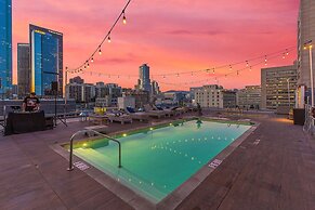 Stylish Deluxe 1BR At HWH by Oneluxstay