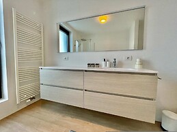 Modern 2BR 1.5 BA Near Diamond District by Oneluxstay