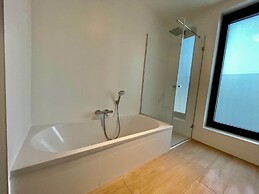 Modern 2BR 1.5 BA Near Diamond District by Oneluxstay