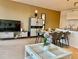 Modern 2BR 1.5 BA Near Diamond District by Oneluxstay