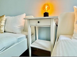 Luxury 2BR 1BA Near Fashion District by Oneluxstay