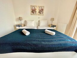 Modern 1BR Near Diamond District by Oneluxstay