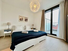 Modern 1BR Near Diamond District by Oneluxstay