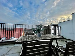 Modern 1BR Near Diamond District by Oneluxstay