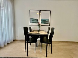 Modern 1BR Near Diamond District by Oneluxstay